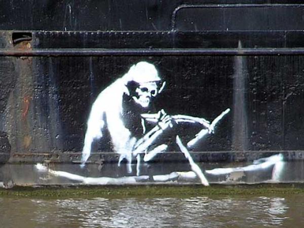 Jedna z prac Banksy'ego, umieszczona na burcie barki mieszkalnej. Źródło: Wiki