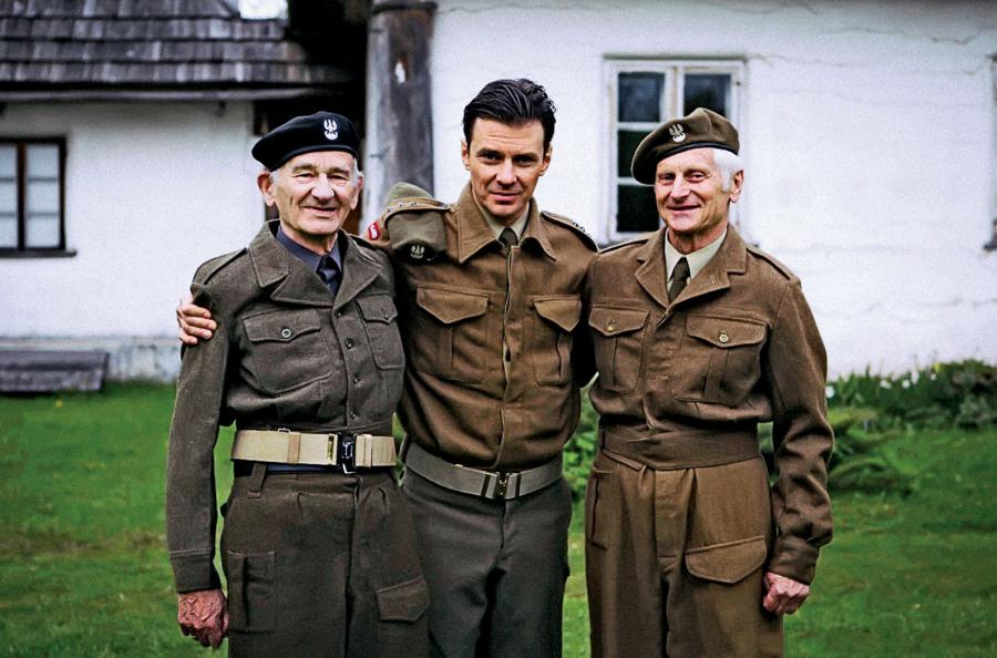 W rolę młodego Witolda Pileckiego wcielił się Marcin Kwaśny (pośrodku)