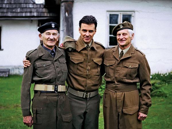 W rolę młodego Witolda Pileckiego wcielił się Marcin Kwaśny (pośrodku)