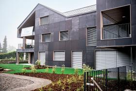 Samowystarczalny energetycznie dom w szwajcarskim Brütten pod Zurychem. Energii elektrycznej dostarcza tu głównie słońce, resztę zyskuje się dzięki wykorzystaniu pompy ciepła i biogazu produkowanego z odpadków wyrzucanych przez lokatorów.