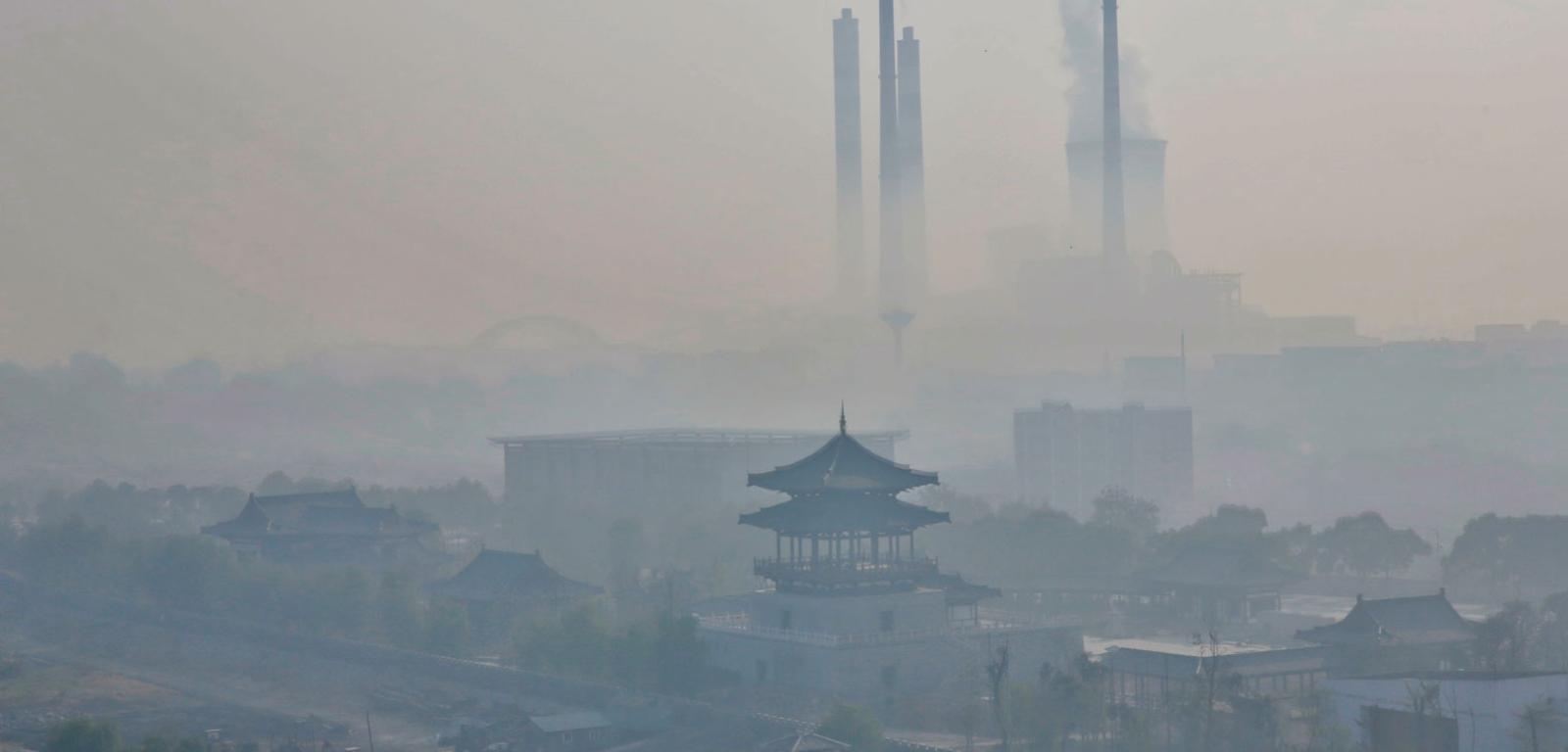 Smog w mieście Jiujiang, dużym ośrodku przemysłowym nad rzeką Jangcy