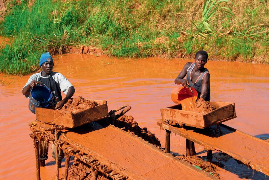 W niektórych krajach afrykańskich nadal ręcznie wypłukuje się złoto. Na zdjęciu ludzie pracujący w kopalni w Shinyanga w Tanzanii.