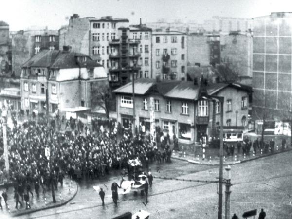 Gdynia, demonstrujący niosą na drzwiach zwłoki zabitego młodego człowieka