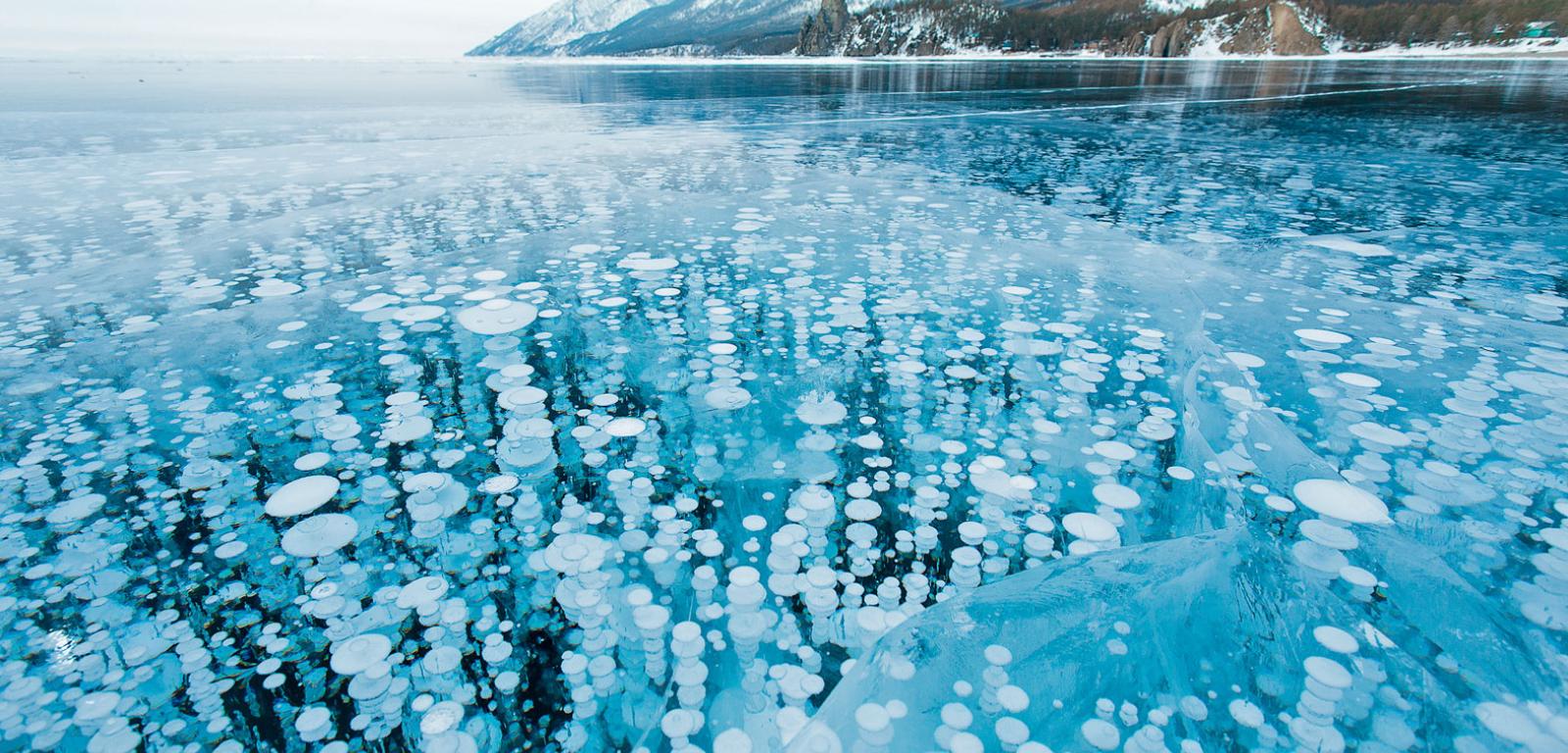 Bąble metanu ulatniającego się z dna jeziora Bajkał zostały zamrożone w lodzie.