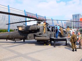 Oblegany Apacz z 4. brygady lotnictwa bojowego US Army. Ten typ śmigłowca jest oferowany przez Boeinga w polskim programie Kruk.