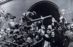 Armia Czerwona wkracza do Pragi. Czeska Rada Narodowa nie zdobyła się na wysłanie oficjalnej prośby do gen. Pattona, który był o wiele bliżej.