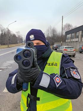 Funkcjonariusz łódzkiej policji podczas pomiaru prędkości. Z policjantami był nasz reporter.