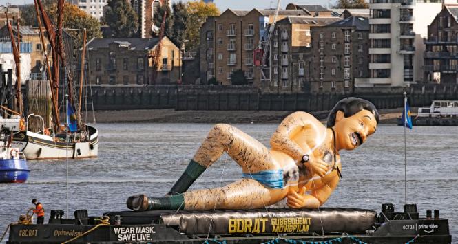 Borat płynący Tamizą przez Londyn – promocja nowego filmu Sashy Barona Cohena.