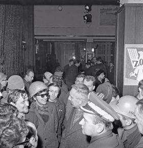 Jedno z zachowanych oficjalnych zdjęć dokumentujących spotkanie władzy ze szczecińskimi stoczniowcami, na pierwszym planie gen. Wojciech Jaruzelski, wówczas szef MON.