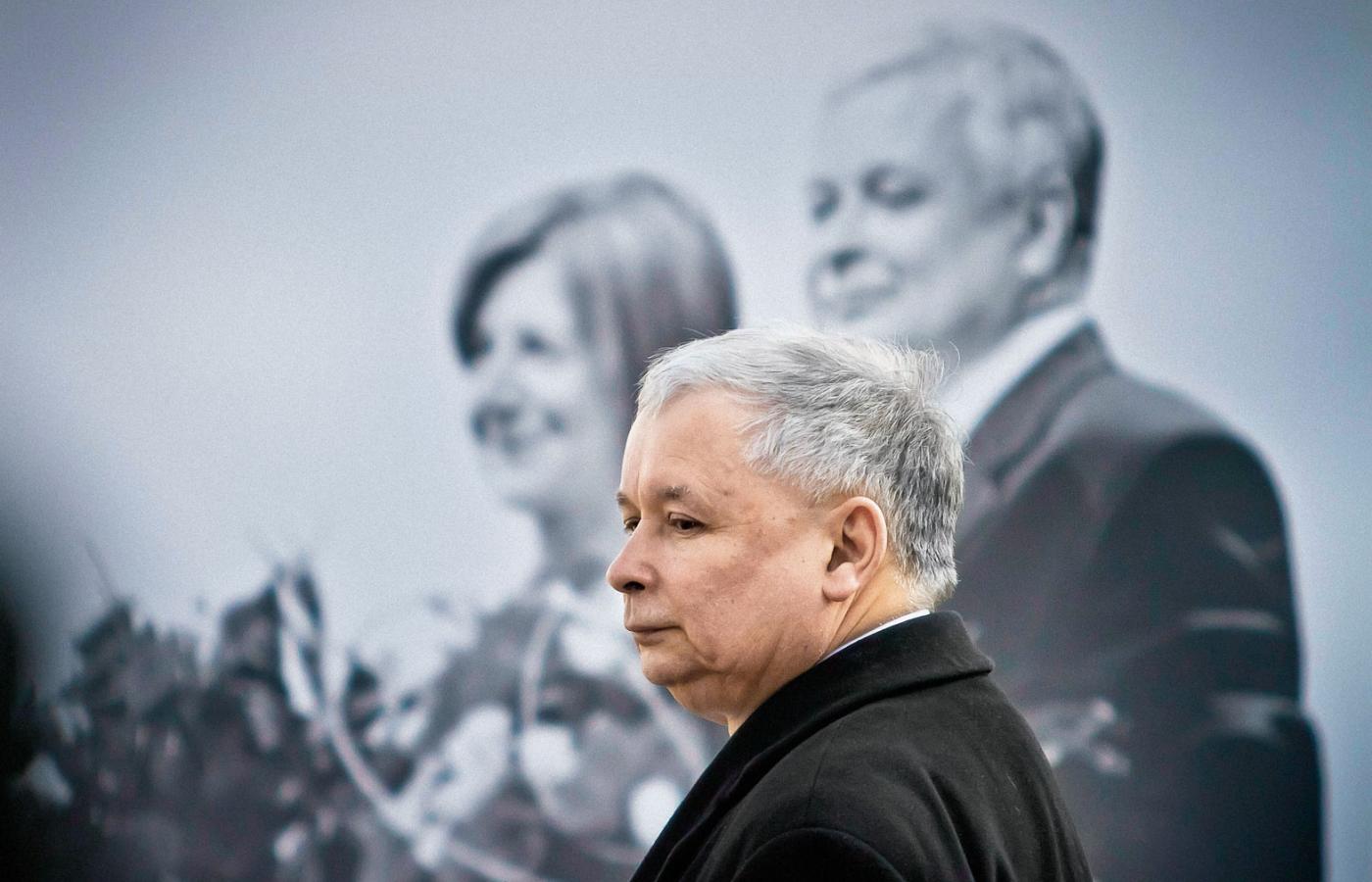 Jarosław Kaczyński w rocznicę katastrofy smoleńskiej. W tle zdjęcie Marii i Lecha Kaczyńskich.