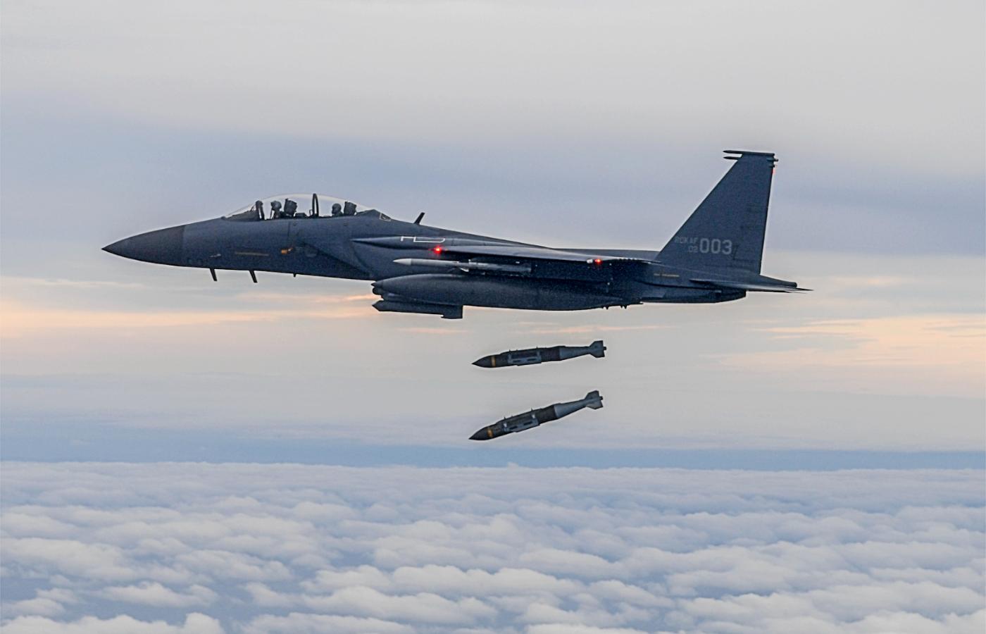 Precyzyjne bomby JDAM zrzucane przez koreański samolot F-15K