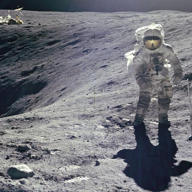 Astronauta Charles M. Duke zbierający próbki księżycowych skał podczas misji Apollo 16.