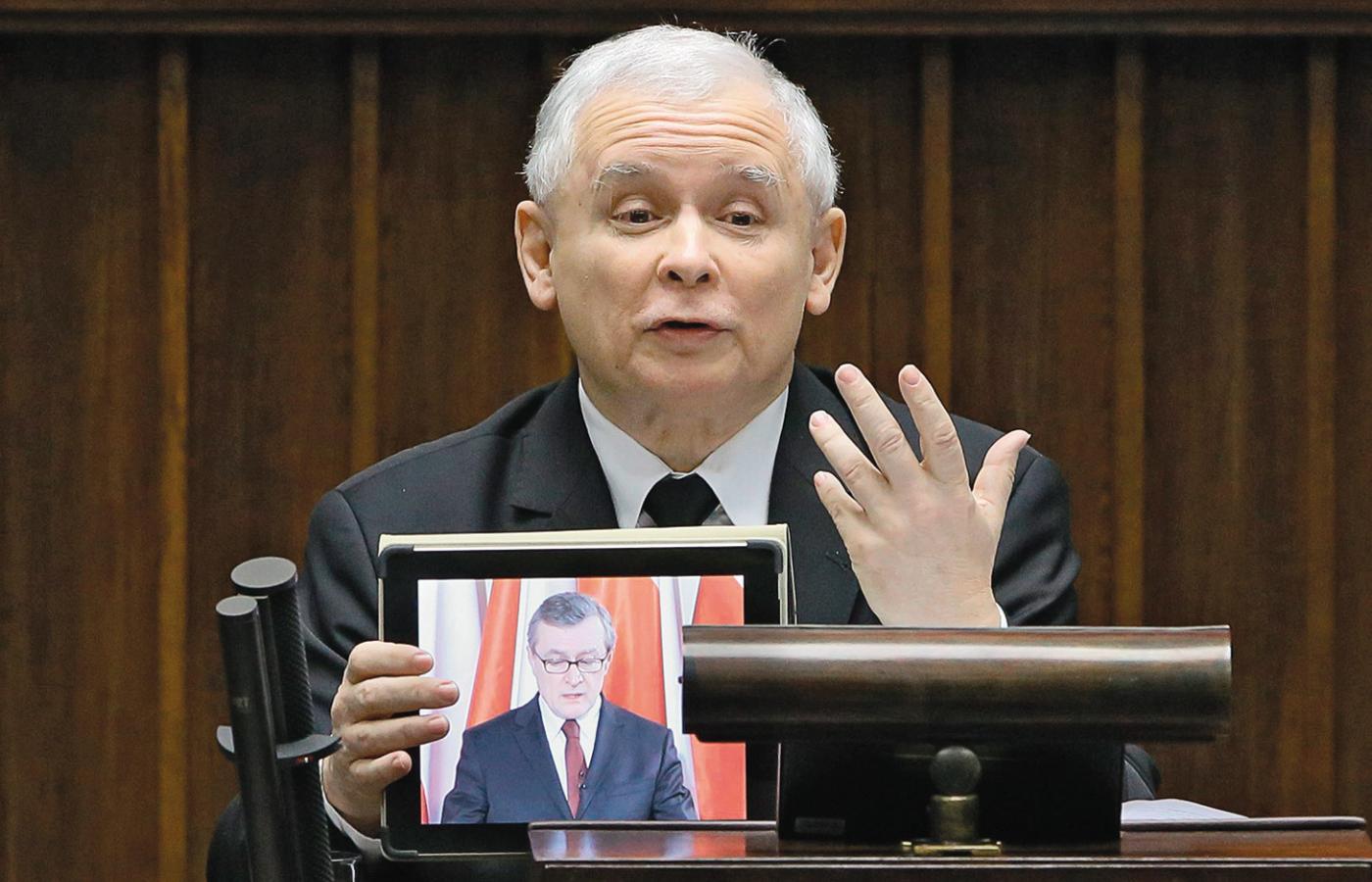Jarosław Kaczyński i Piotr Gliński w wersji tabletowej na sejmowej mównicy.