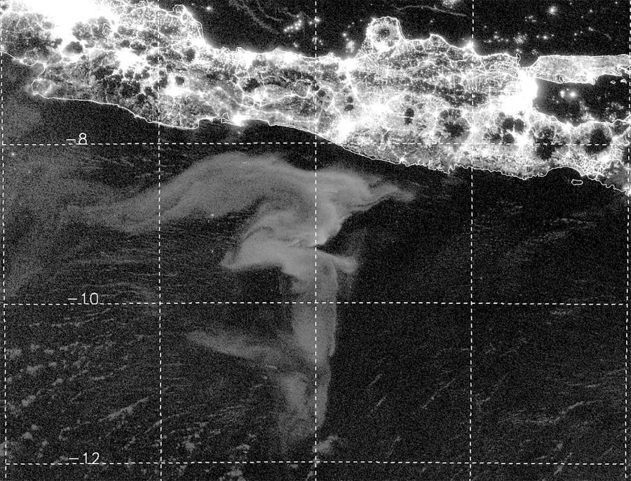 Mleczne morze o powierzchni około 100 tys. km2 pojawiło się latem 2019 roku na południe od wyspy Jawa i zostało dostrzeżone przez satelity; znikło dopiero po 45 dniach.