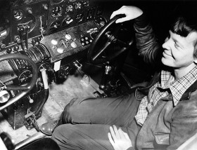 Wnętrze Electry. Earhart nigdy wcześniej nie latała na tak nowoczesnej maszynie.
