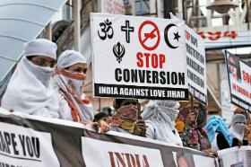 Protest przeciw miłosnemu dżihadowi w Bhopal, stolicy stanu Madja Pradesz.