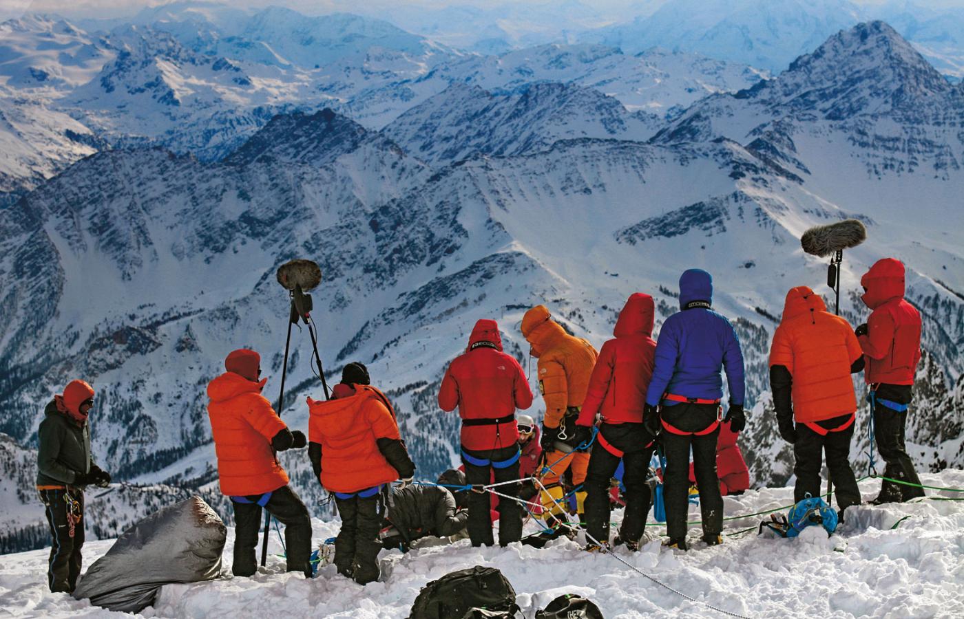 Ekipa filmowa podczas zdjęć na Col Oriental de Toule (3411 m), włoskie Alpy i stacja narciarska w Courmayeur w tle.