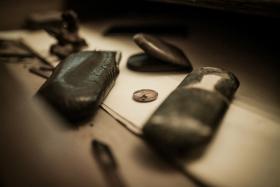 Pamiętam, że w pokoju na końcu korytarza w starej szafie wisi zniszczony jesienny płaszcz i że brakuje mu właśnie tego guzika.– Lepiej, żeby nie zginął – mówię do siebie. – Może go ktoś kiedyś jeszcze przyszyje do tamtego płaszcza.