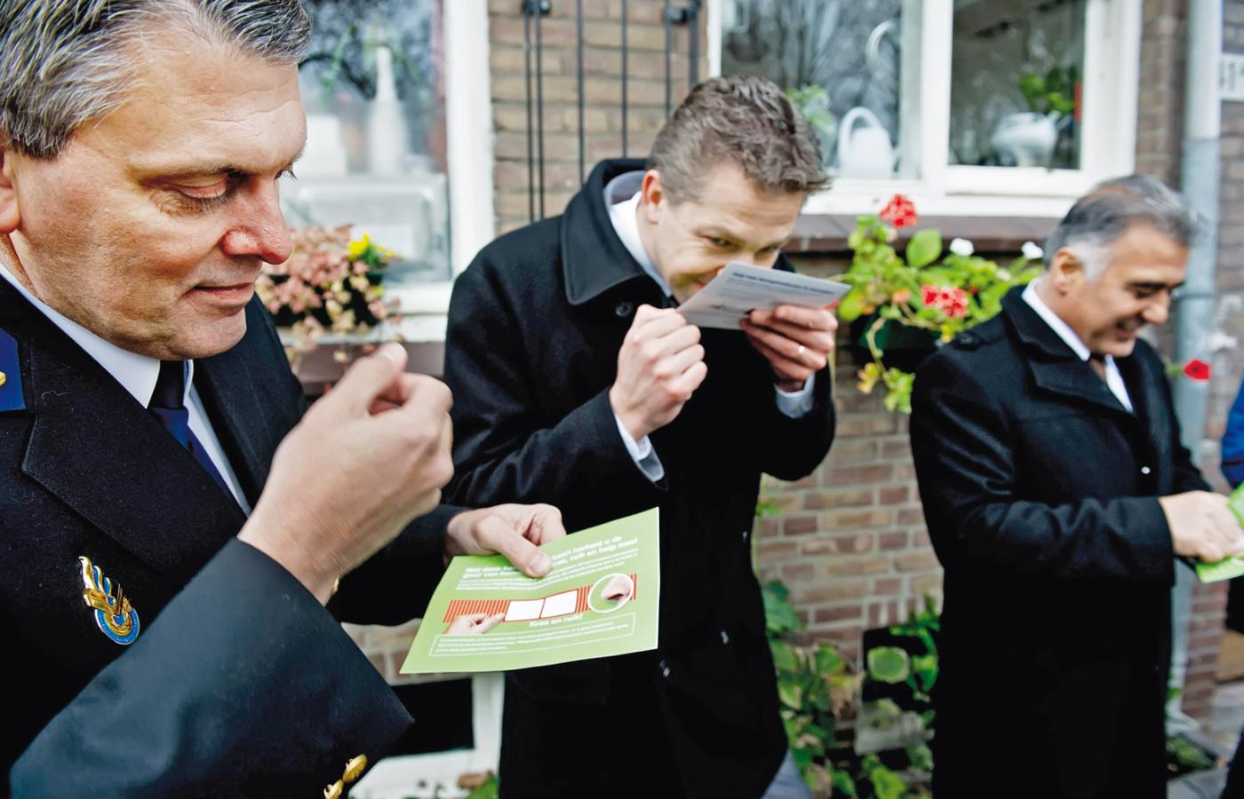 Holenderscy policjanci zapoznają się z kartami zapachowymi, które mają pomóc w zwalczaniu nielegalnych upraw marihuany.