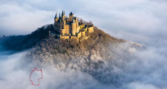 Zamek Hohenzollernów w Hechingen, miejscu pierwotnej siedziby grafów Zollern, fotografia współczesna. Na mapie: położenie zamku w granicach dzisiejszych Niemiec.