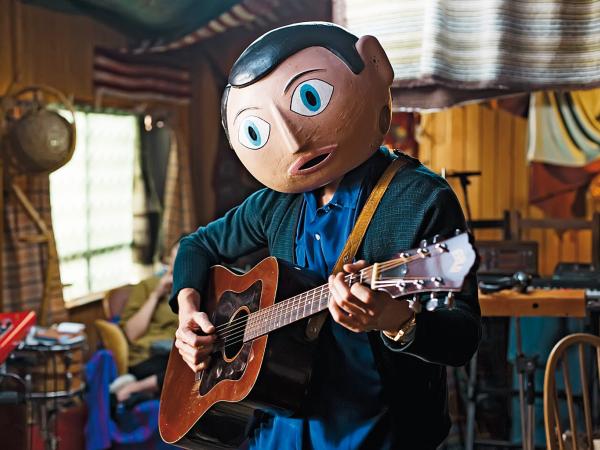 Kadr z filmu „Frank”, reż. Leonard Abrahamson