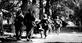 Brytyjczycy z 1 Dywizji Powietrznodesantowej maszerują w stronę mostu w Arnhem. Okolice Oosterbeek.