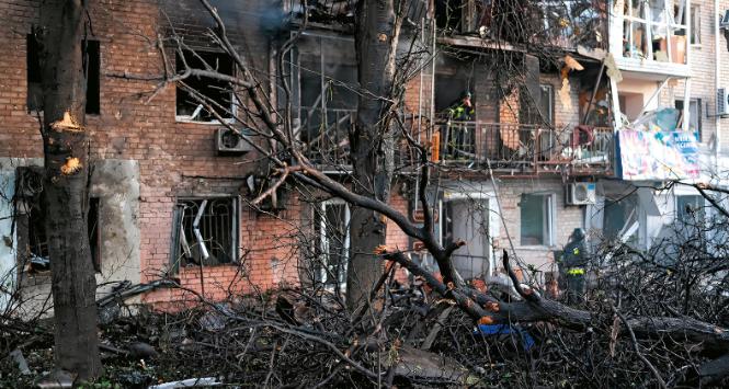 Na zdjęciach satelitarnych można prześledzić, jak w niektórych rejonach Ukrainy czy w Strefie Gazy szybko ubywa zieleni. Tu: spalone drzewa w Zaporożu