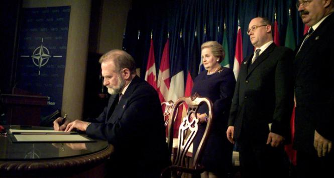 Minister spraw zagranicznych Bronisław Geremek podpisuje akt akcesyjny do NATO. Obok sekretarz Departamentu Stanu Madeleine Albright i szefowie MSZ-ów Czech Jan Kavan i Węgier János Martonyi. 12 maja 1999 r.