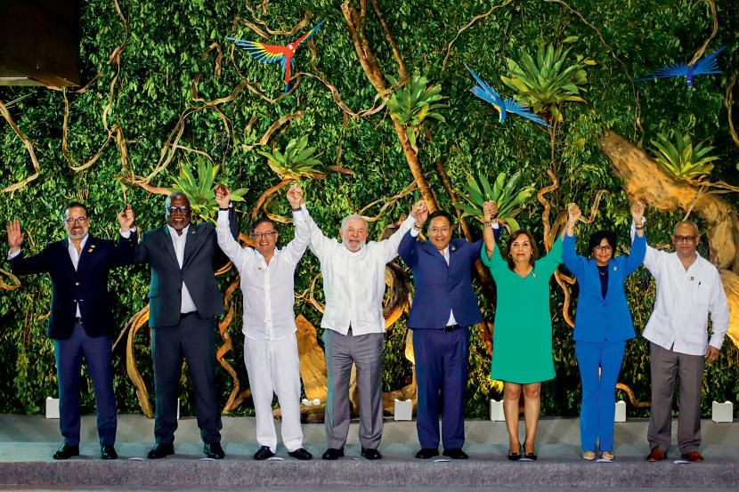 Prezydent Lula (czwarty z lewej) zaprosił do Belém przywódców państw regiony, by porozmawiać o walce z deforestacją (8 sierpnia br.).