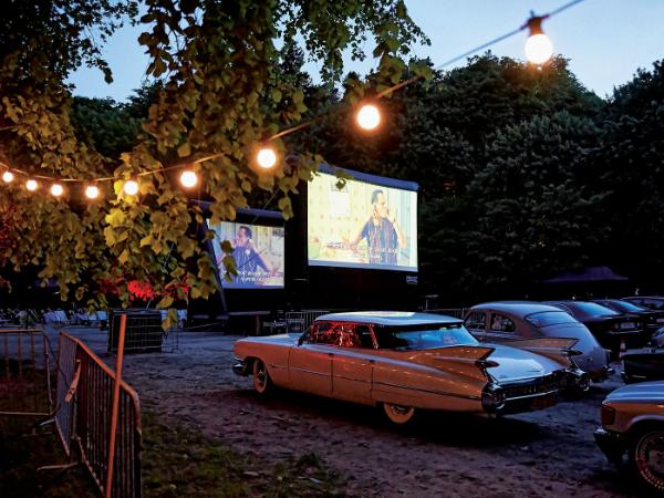 Pierwszy seans po odmrożeniu w kinie samochodowym w Sopocie. Filmy można tu również oglądać w strefie plenerowej z leżaków.