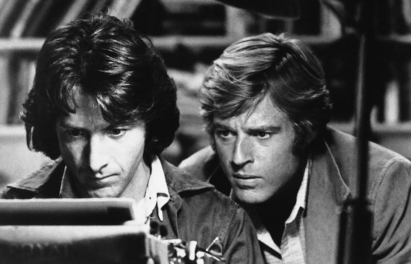 Robert Redford jako Bob Woodward i Dustin Hoffman jako Carl Bernstein, w słynnym filmie Alana Pakuli „Wszyscy ludzie prezydenta”. 1976 r.