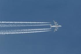 Na pasażera podróżującego samolotem przypada średnio 285 g dwutlenku węgla w przeliczeniu na każdy kilometr.