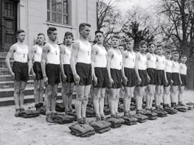 W strojach sportowych uczniowie szkoły średniej z internatem prowadzonej przez Narodowe Polityczne Instytuty Edukacji (Napola), elitarną nazistowską akademię wojskowo-polityczną.