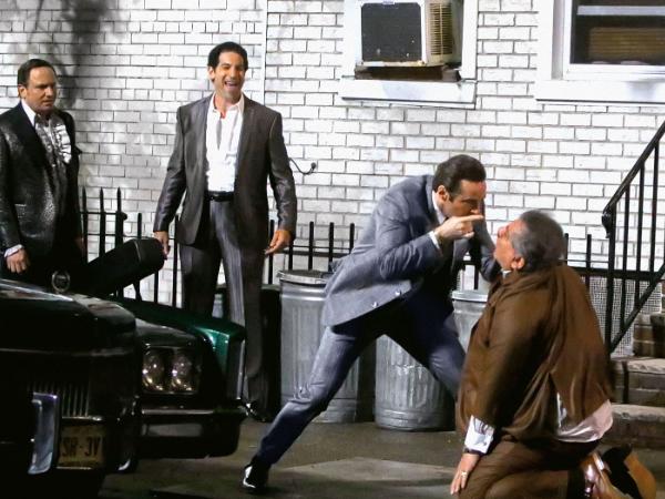 Kadr ze „Wszystkich świętych New Jersey” z Michaelem Gandolfinim w roli głównej.