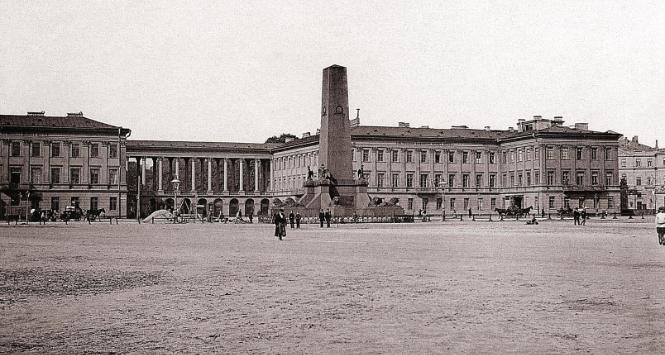 Obelisk upamiętniający oficerów polskich, którzy zachowali lojalność wobec cara po wybuchu powstania listopadowego. Warszawa, plac Saski, fotografia sprzed 1891 r.