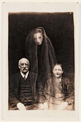 Portret pary Anglików z duchem kobiety, autorstwa Williama Hope’a (1863–1933), twórcy Crewe Circle – kręgu fotografów spirytualistów