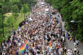 Parada 22 czerwca nie chwali się współpracą z żadną z dużych marek, stawiając raczej na organizacje pozarządowe. Parada Równości, Warszawa 22 czerwca 2024 r.