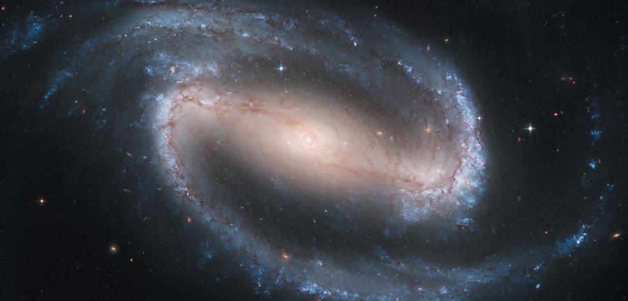 Podobnie jak Droga Mleczna, pobliski obiekt NGC 1300 jest zbudowaną z gwiazd galaktyką spiralną z poprzeczką, której średnica przekracza 100 000 lat świetlnych. Nasz kosmiczny sąsiad nie jest jednak jej lustrzanym odbiciem, gdyż jak wynika z badań, Droga Mleczna ma cztery ramiona spiralne, a nie dwa.