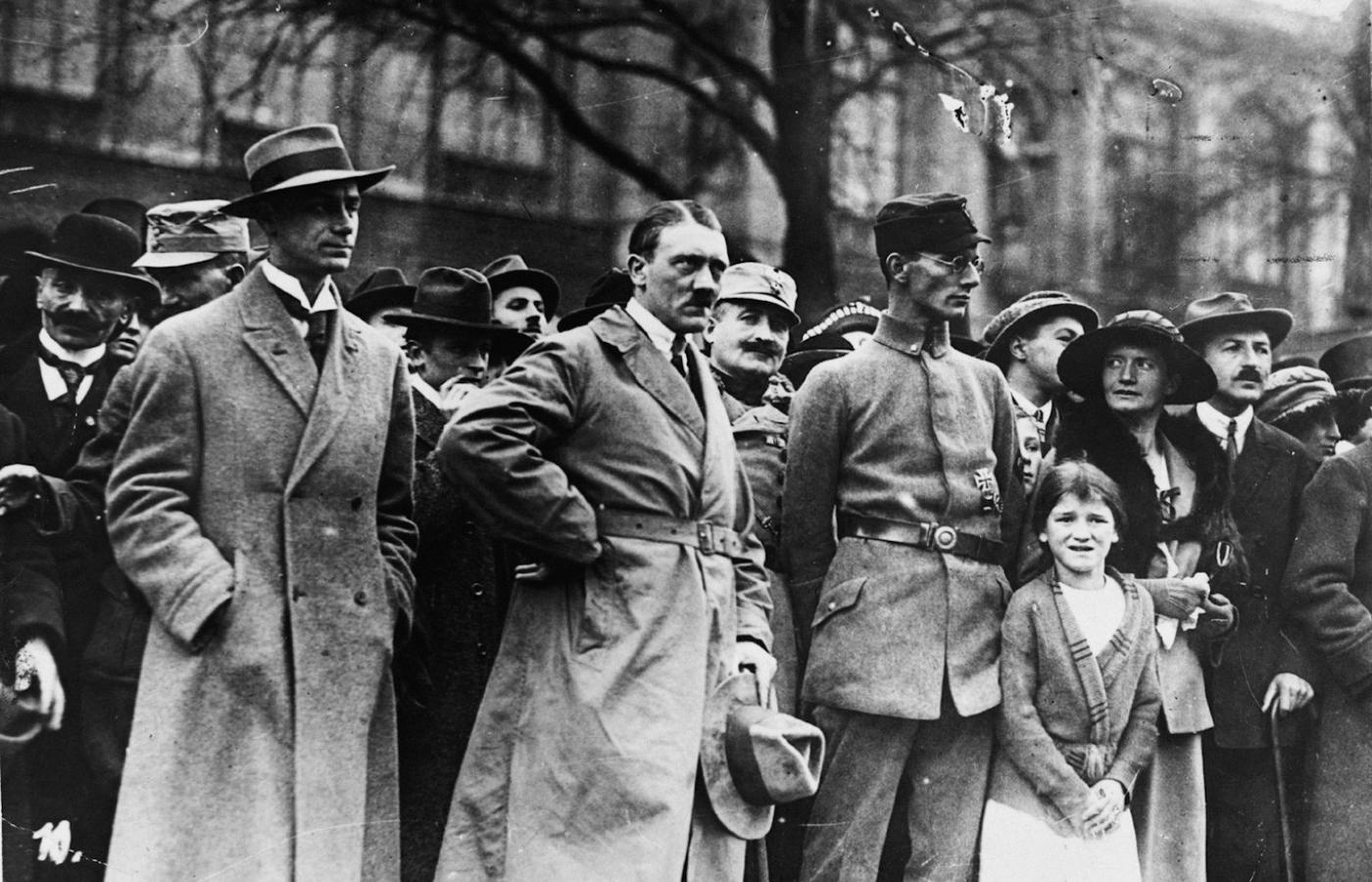Hitler podczas puczu monachijskiego, 1923 r. Wydawało się, że naziści ośmieszeni tym nieudanym wystąpieniem już się nie podniosą.