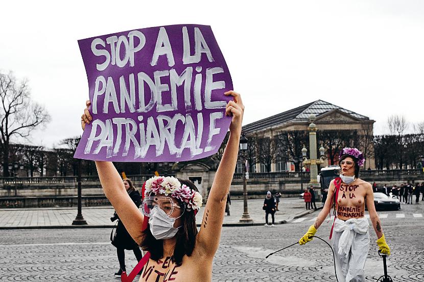 W demokracjach upadek patriarchatu nastąpi szybciej (happening Femenu, Paryż, 8 marca 2020 r.).