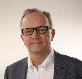 Jacek Walkiewicz – ekspert ING, psycholog, trener motywacji, inspirujący mówca, autor książek „Pełna MOC życia” i „Pełna MOC możliwości”. Od 20 lat specjalizuje się w szkoleniach z rozwoju umiejętności osobistych i zawodowych.