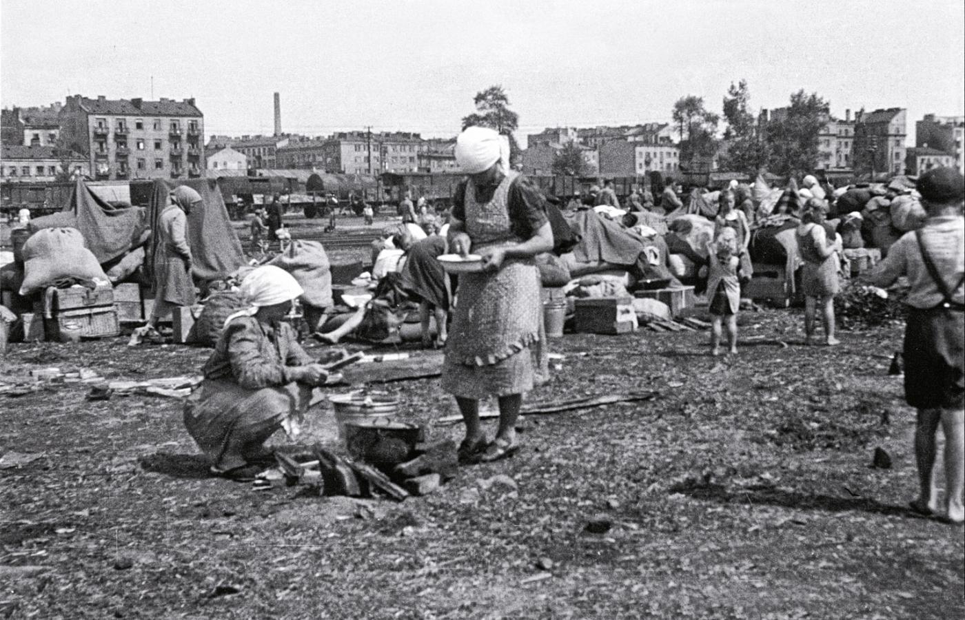Repatrianci zza Buga czekają na pociąg, który ma ich zawieźć na Ziemie Odzyskane, Warszawa, 1945 r.