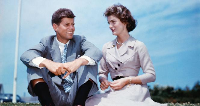 Z Jacqueline Bouvier, przyszłą żoną, na rodzinnej farmie Kennedych w Massachusetts, 1953 r.