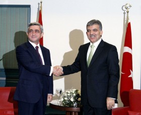 Uścisk ręki tureckiego prezydenta Abdullaha Gula (po prawej)  i armeńskiego Serzha Sargsyana w Bursie, 14 października 2009