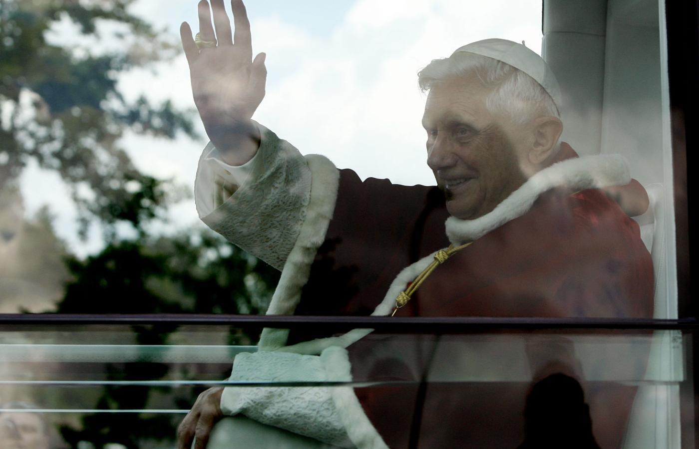 Benedykt XVI przestanie być papieżem 28 lutego 2013 r. o godzinie 20.00.