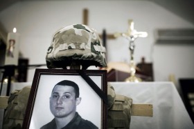 Zgodnie z tradycją fotografię poległego, jego hełm i kamizelkę kuloodporną koledzy ustawili przed ołtarzem