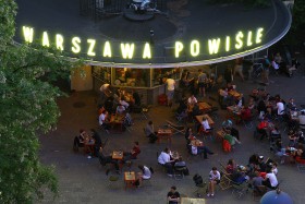 W najlepszym dla neonów okresie, czyli w latach 60. i 70., niemal każdy sklep, kawiarnię, bibliotekę czy dom handlowy ozdabiały świetliste litery.