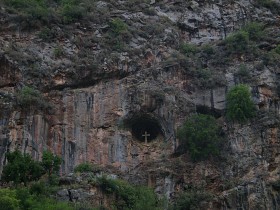 Groty wyżłobione w zboczach gór, od wieków służyły jako schronienie dla prześladowanych chrześcijan i pustelnie.