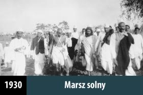 9. Marsz solny. 12 marca 1930 roku Mahatma Gandhi, wraz z 78 naśladowcami, wyruszył w Indiach w marsz o długości 240 mil. Jako oficjalnego pretekstu użył znienawidzonego przez wszystkich podatku solnego. Rząd indyjski utrzymywał w tamtym czasie monopol na wydobycie i handel solą, surowo karząc wszystkich, którzy próbują zdobyć ją na własną rękę. Do Gandhiego przyłączyły się po drodze tysiące ludzi, a cała akcja zdobyła szerokie uznanie międzynarodowe. Nad oceanem Gandhi symbolicznie nabrał garść wody i odparował sól, zachęcając mieszkańców Indii do obywatelskiego nieposłuszeństwa. Po dotarciu do rządowych magazynów soli Gandhi został aresztowany, a represje, ze względu na podejrzenie o udział w proteście, dosięgły 60–90 tys. ludzi. Ostatecznie marsz zakończył się jednak sukcesem, ponieważ zezwolono nie tylko na wytwarzanie soli domowymi sposobami, ale też na pokojowe demonstrowanie na rzecz rodzimej, indyjskiej produkcji. Był to więc dla Indii ważny krok na drodze do niepodległości.