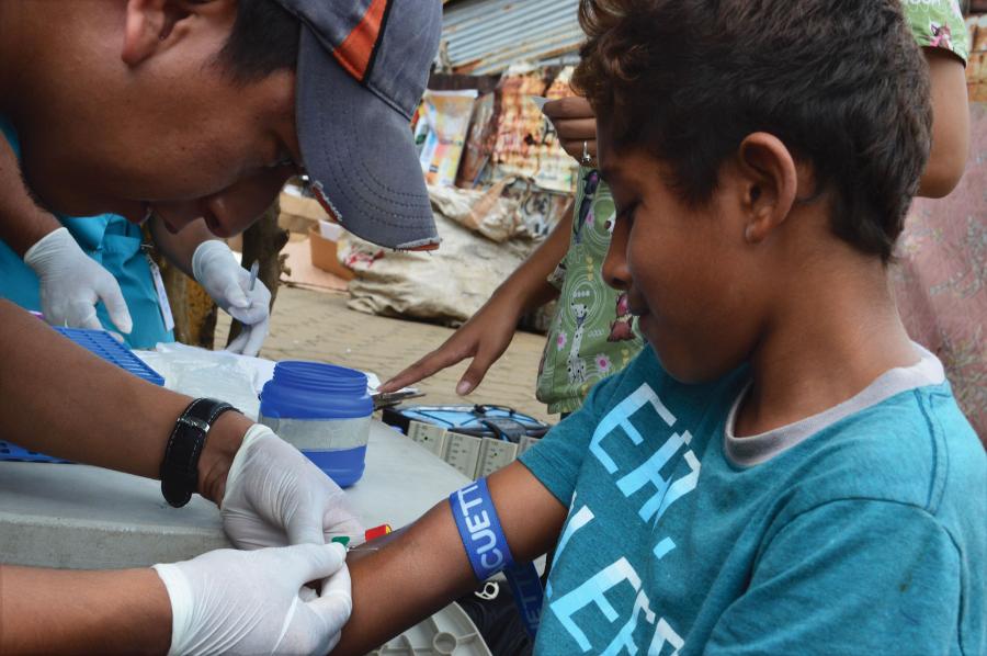 Dziecko w Managui (Nikaragua) ma pobieraną próbkę krwi w celu szeroko zakrojonego badania w kierunku dengi.